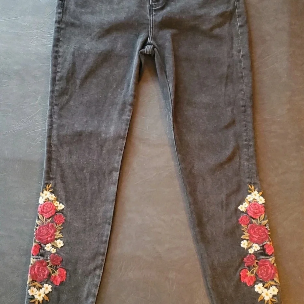 Driftwood Jackie Embroidered Jeans Womens Size 6 L28 Black Floral Rose Stretch - Picture 2 of 9